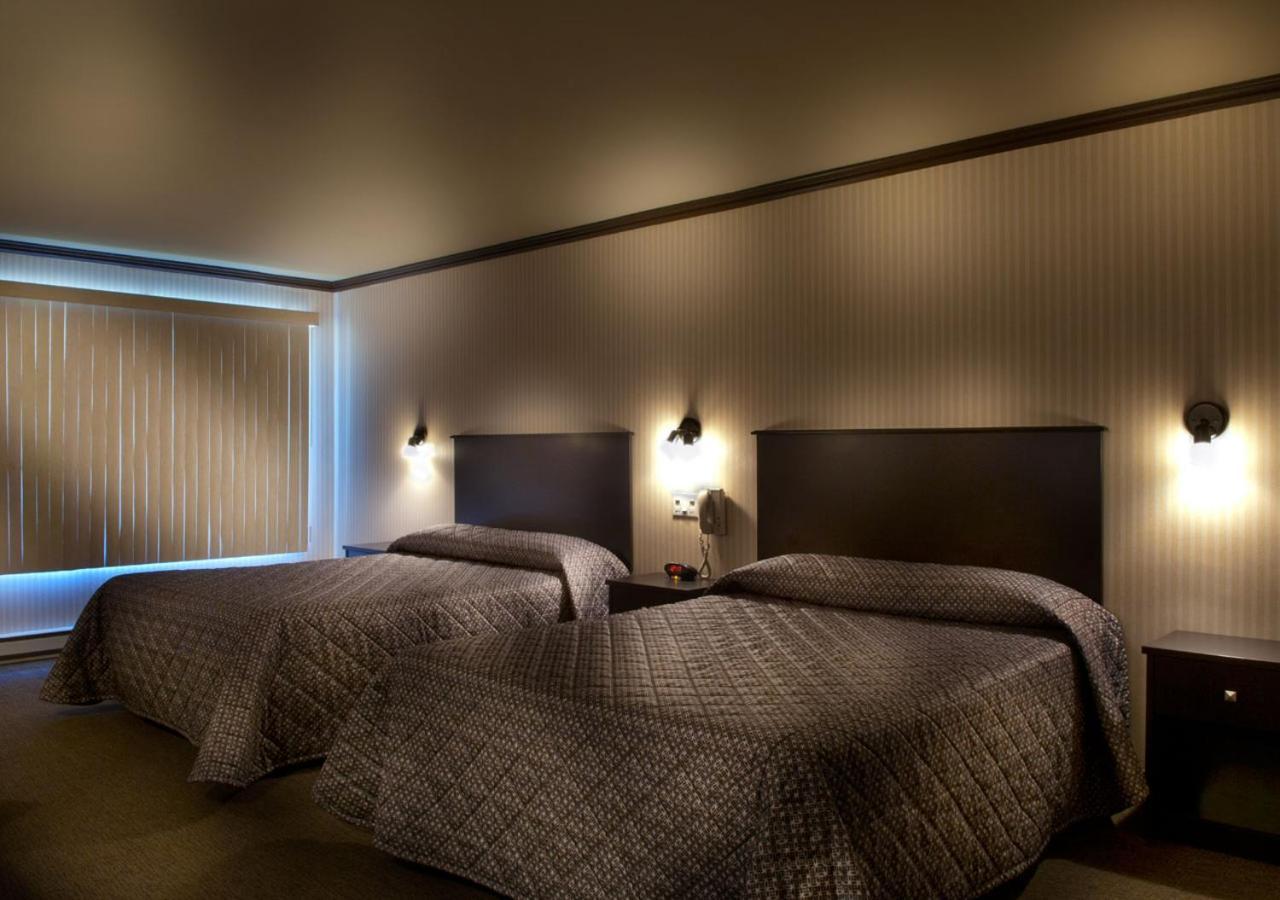 Hotel Ramada By Wyndham Laval Extérieur photo