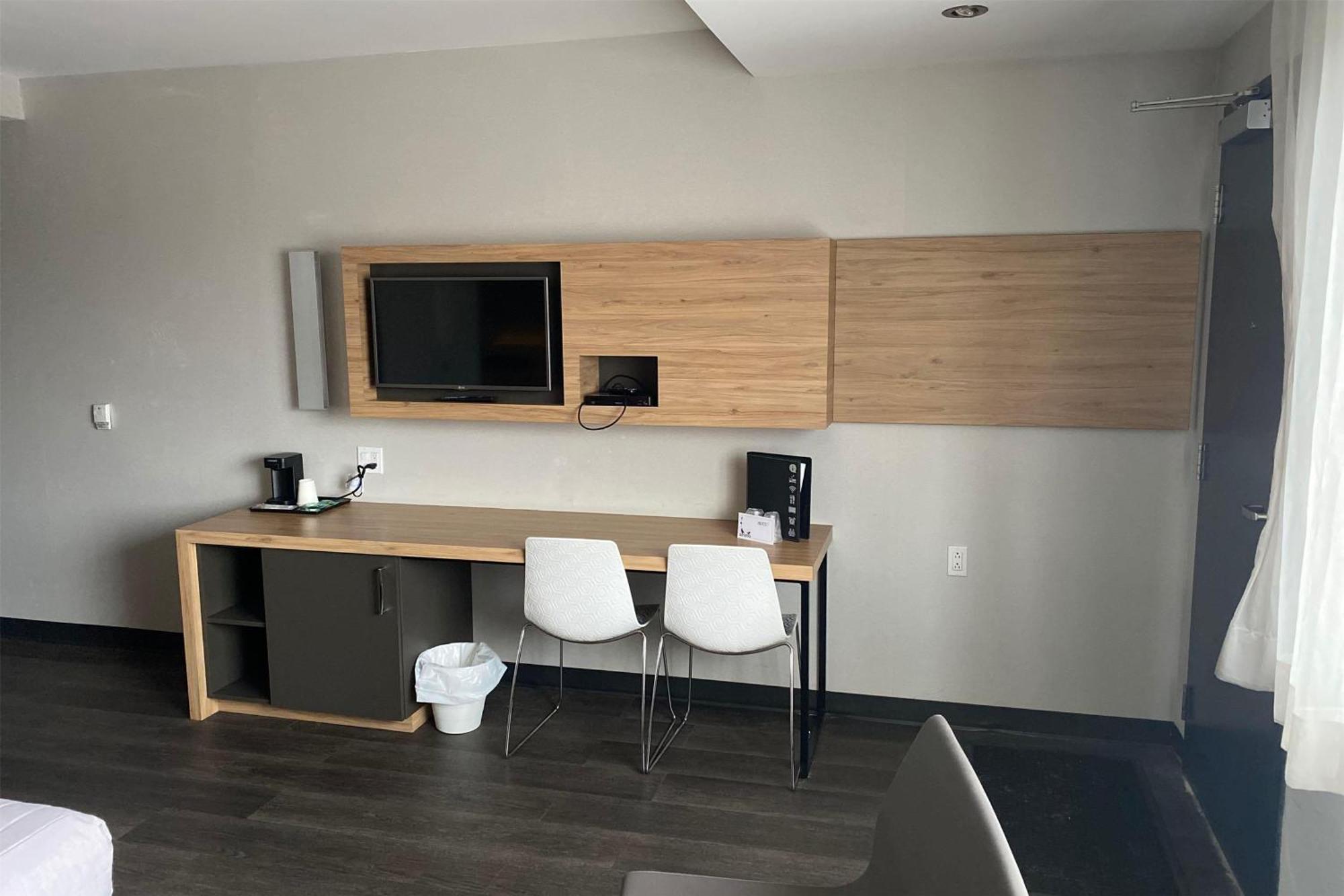 Hotel Ramada By Wyndham Laval Extérieur photo