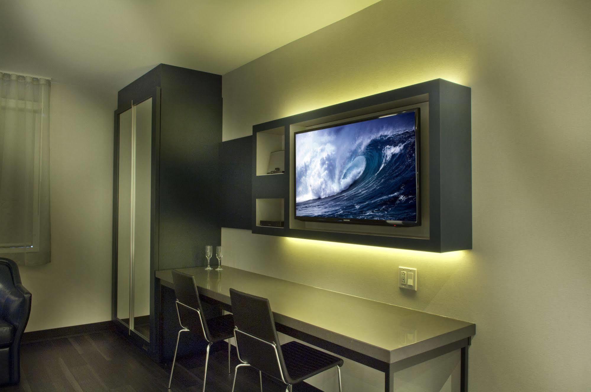 Hotel Ramada By Wyndham Laval Extérieur photo