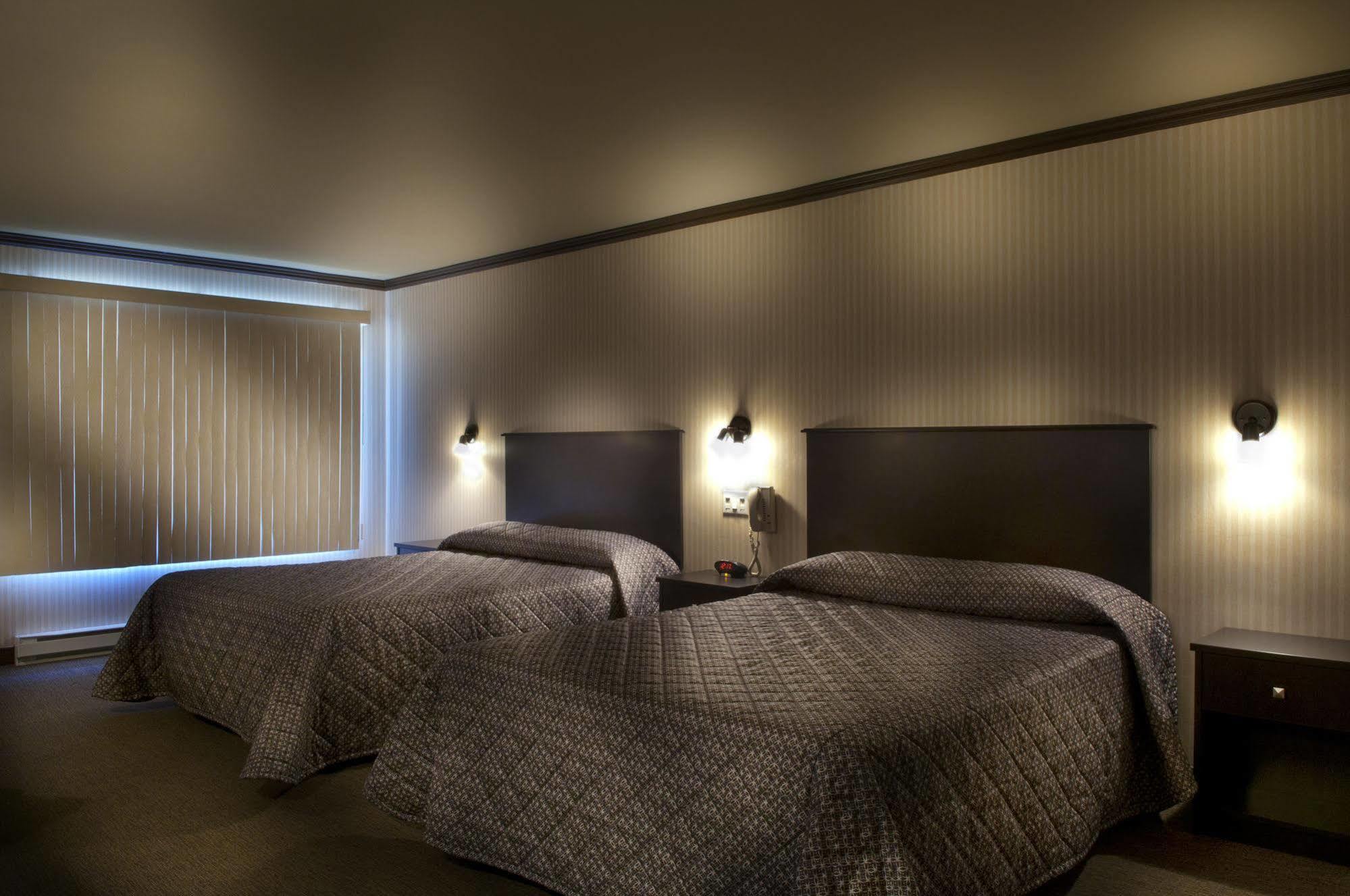 Hotel Ramada By Wyndham Laval Extérieur photo